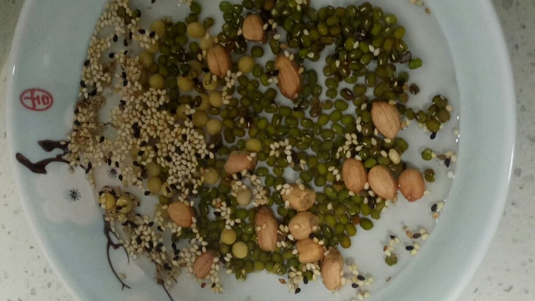 绿豆黄豆花生芝麻燕麦糊,加入适量清水，将盘中材料洗干净。