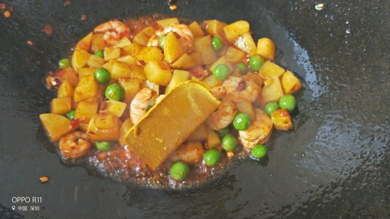 咖喱土豆虾仁炒饭,煮一小会儿后加咖喱块儿