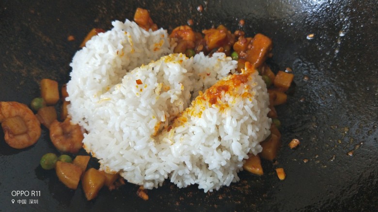 咖喱土豆虾仁炒饭,汤汁浓稠快干的时候加入米饭快速翻炒