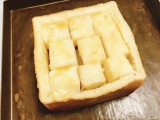 面包诱惑~你喜欢吗？,底部先抹一层蜂蜜黄油，然后小方块也分别涂上蜂蜜黄油，再一一摆回原处。然后把面包框也涂一层蜂蜜黄油。