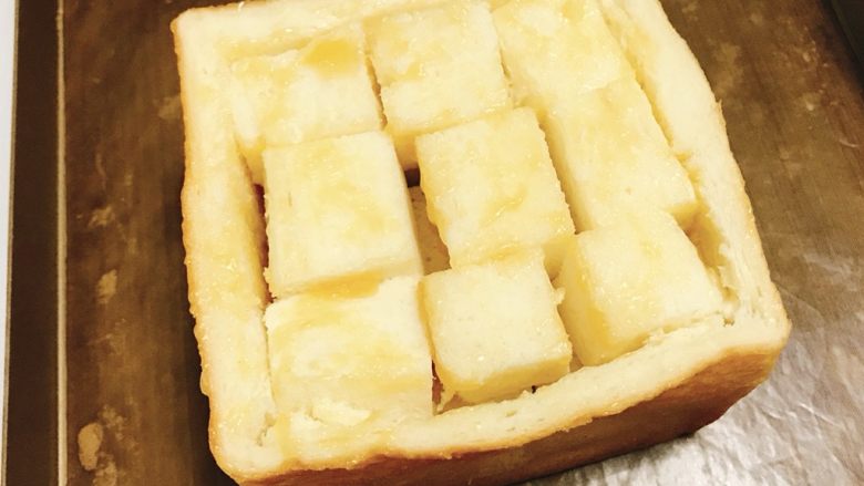 面包诱惑~你喜欢吗？,底部先抹一层蜂蜜黄油，然后小方块也分别涂上蜂蜜黄油，再一一摆回原处。然后把面包框也涂一层蜂蜜黄油。