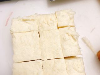 面包诱惑~你喜欢吗？,把刚才挖出来的面包切3片，每片再切9块小方块。