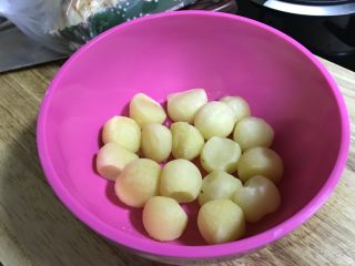 香煎小土豆,用上冷冻冻日本小土豆，解冻后备用
也可以用小土豆煮熟后用