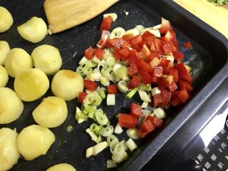 香煎小土豆,炒香后放葱和红辣椒