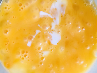 秋葵厚蛋烧,再往蛋液中加入淀粉和10ml的牛奶，搅拌均匀。