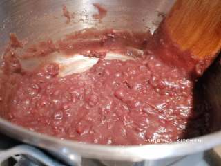 最简单的万能红豆沙,搅拌三分钟，开始冒泡，水分减少。