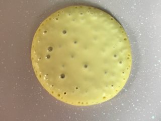 南瓜饼,煎至面糊表面有密集的气泡时，翻面。