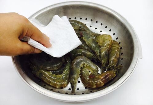 香煎明虾,用厨房用纸吸干虾的水份。