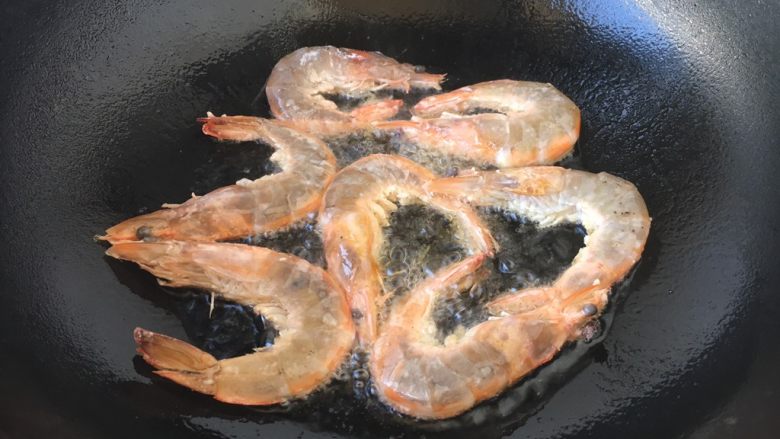 香煎明虾,锅热后放少许油，当油温5、6成热时，放入虾。