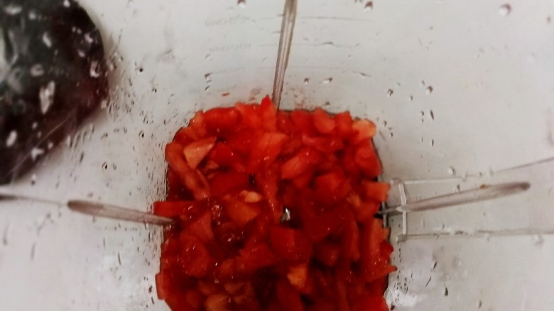 了不起的小番茄+番茄戚风蛋糕,放入料理机里加一点点水，不然料理机不工作的。