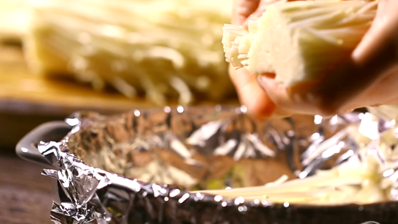 蒜蓉锡纸金针菇 烧烤必备啊,把粉丝捞出来放到锡纸最下方
撕金针菇