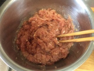 槐花馅饺子,用筷子一个方向搅拌均匀，腌制半个小时。