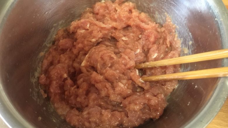 槐花馅饺子,用筷子一个方向搅拌均匀，腌制半个小时。
