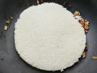 糯米烧麦（饺子皮版）,放入蒸好的糯米，炒散