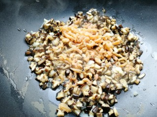 糯米烧麦（饺子皮版）,放入香菇丁和虾仁