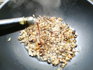 糯米烧麦（饺子皮版）,加入酱油，看着加，一会不加盐的了