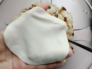 糯米烧麦（饺子皮版）,用手把饺子皮往四周撑开一点