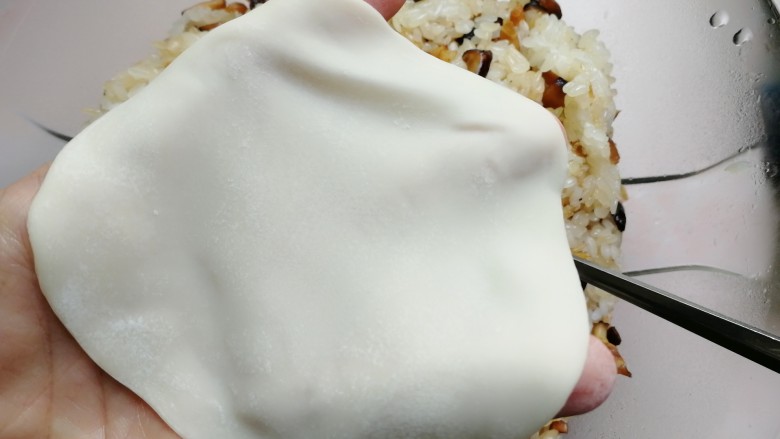 糯米烧麦（饺子皮版）,用手把饺子皮往四周撑开一点