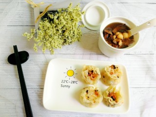 糯米烧麦（饺子皮版）,配上刚煲的木棉花祛湿汤～广东的夏天少不了的汤～美美的一餐