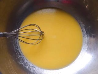 橙味蛋糕,打蛋碗中加入橙汁和玉米油，用蛋抽充分搅拌均匀