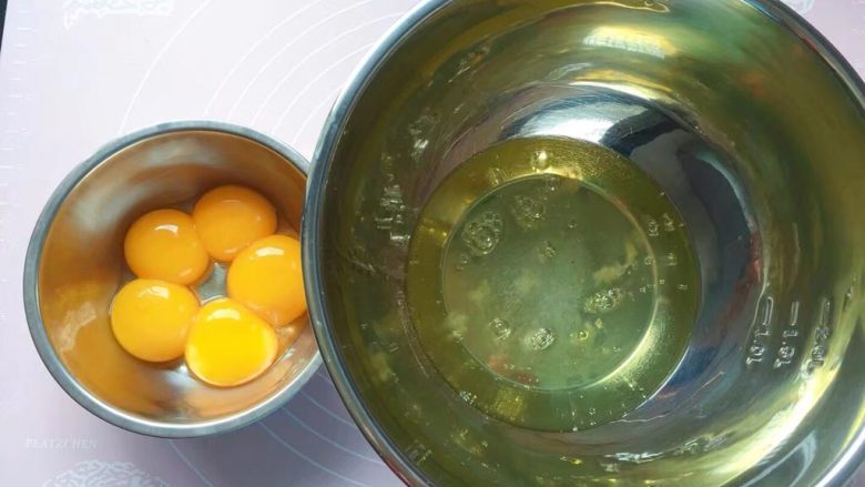 橙味蛋糕,将蛋清 蛋黄分离，装蛋清的盆要确保无水无油