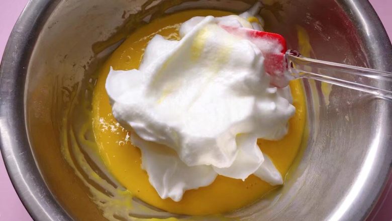 橙味蛋糕,取1/3的蛋白霜放入蛋黄糊中，从下往上翻拌均匀