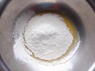 橙味蛋糕,筛入低筋面粉