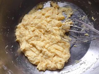 橙味蛋糕,用蛋抽划Z字形或以翻拌的手法将面粉混合均匀