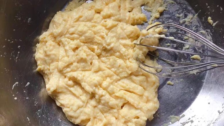 橙味蛋糕,用蛋抽划Z字形或以翻拌的手法将面粉混合均匀