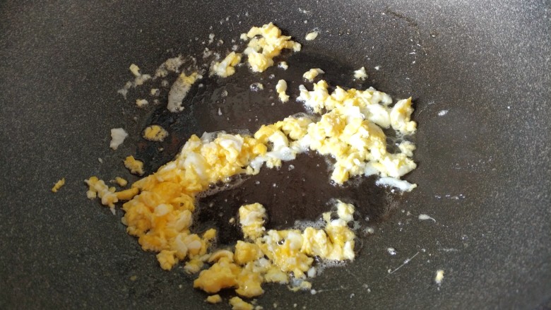 炒米粉,把鸡蛋炒碎