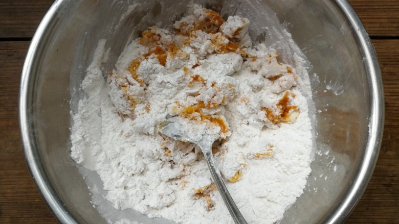 表情包双味南瓜饼,将糯米粉、粘米粉和糖加入温热的南瓜泥中，拌匀