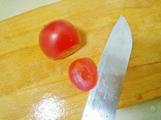 了不起的小番茄+喜气洋洋之小红兔,取一个小番茄，从侧面切一小块出来
