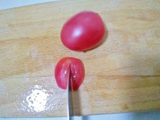 了不起的小番茄+喜气洋洋之小红兔,再从切出来的小块中间切一刀，不要切断了，拿来做小兔子的耳朵