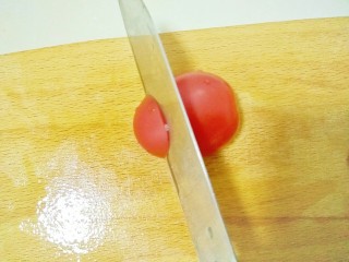 了不起的小番茄+喜气洋洋之小红兔,再把切出来的小番茄大的那部分做身体，把它平放，从小番茄顶部一公分处横切一刀，同样不要切断