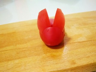 了不起的小番茄+喜气洋洋之小红兔,再把耳朵插进去，用手稍微把耳朵轻轻掰开