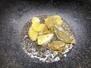 蒜泥小龙虾,热锅放入少许油，放入姜片和香叶小火炒出香味