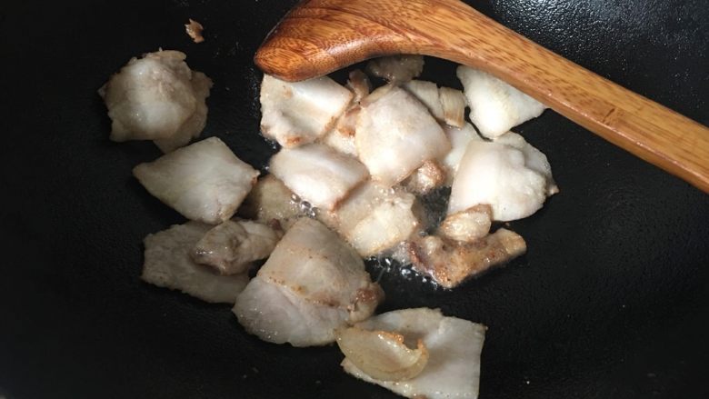 干竹笋回锅肉,热锅倒入猪肉片爆炒，需要爆出一定猪油，肉片吃起来才不腻。但是也不要爆过头了，炒干了肉片。