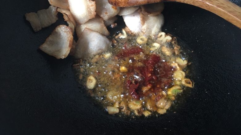 干竹笋回锅肉,加入郫县豆瓣、花椒粉、白糖炒香。