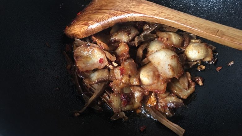干竹笋回锅肉,肉片盖住竹笋焖20秒，让竹笋入味。