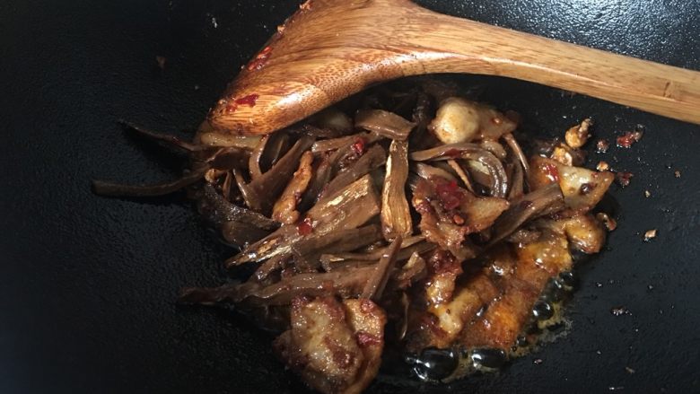 干竹笋回锅肉,最后将肉片和竹笋一起爆炒均匀。