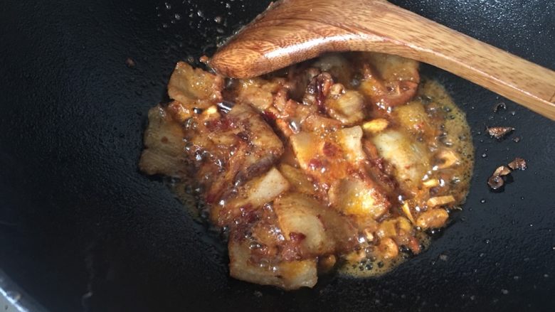 干竹笋回锅肉,将肉片与调料混合炒香。