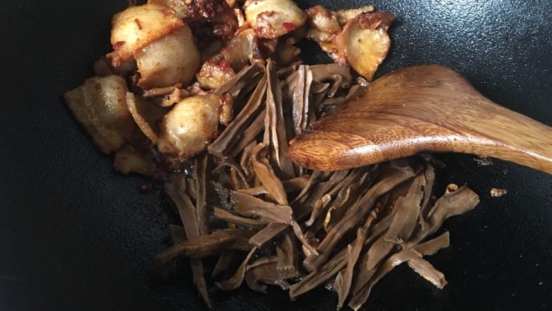 干竹笋回锅肉,挂上调料、炒香后的肉片铲在一起边，留下热油炒竹笋。