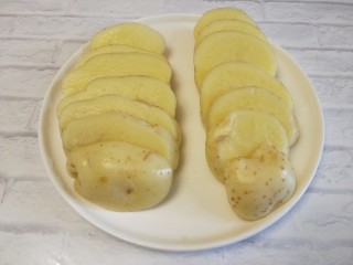 火腿豌豆土豆饼,切块码在盘中