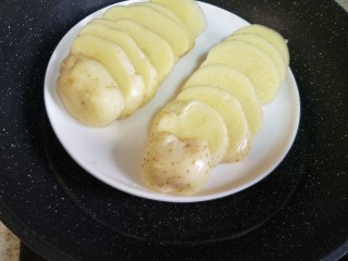 火腿豌豆土豆饼,放在蒸架上隔水蒸