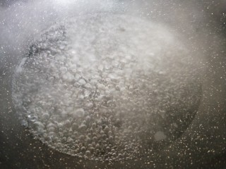 火腿豌豆土豆饼,另一口锅倒入适量清水烧开