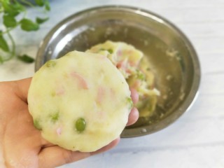 火腿豌豆土豆饼,取一小份，搓成圆形压扁，做成饼状