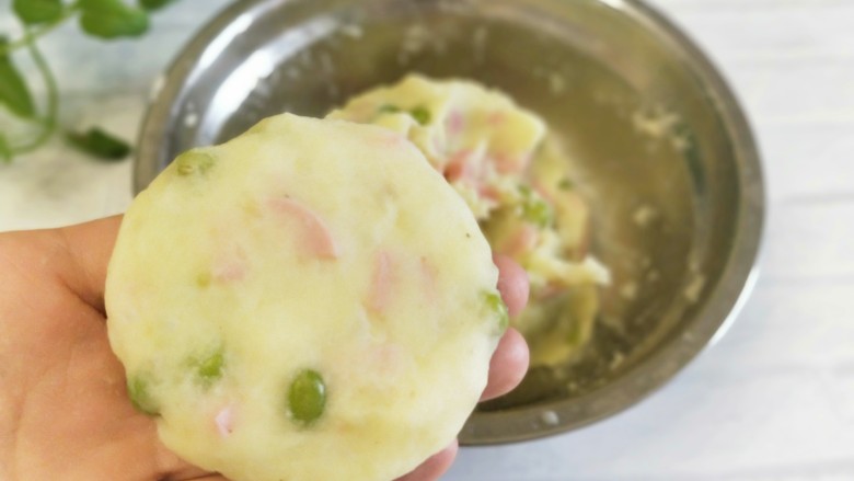 火腿豌豆土豆饼,取一小份，搓成圆形压扁，做成饼状