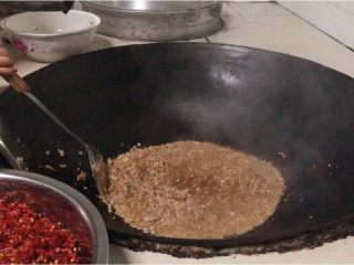 辣椒酱,大蒜炸好后，放萝卜干炒干，放生抽，放盐