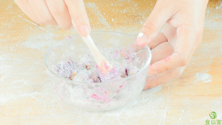 玫瑰云片糕,加一些过筛好的粉拌匀。米粉不用很多，核桃和玫瑰酱被米粉都粘上就可以。