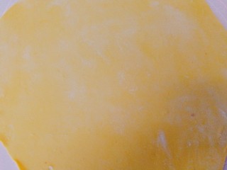 花样面食+南瓜花卷,取适量的南瓜面团，擀成薄片